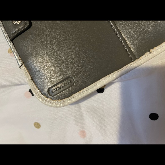 NWOT white COACH wallet.. matches with Any bag ..White Leather with gray - Picture 3 of 4